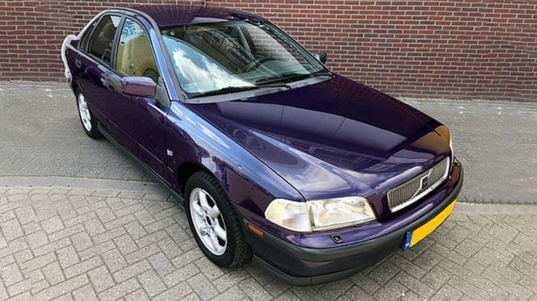 Een soortgelijke Volvo S40, die waarschijnlijk als vluchtauto werd gebruikt.