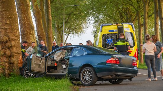 Auto vliegt uit de bocht en botst tegen boom | Kind ernstig gewond na eenzijdig ongeval. Auto vliegt uit de bocht en botst tegen boom | Kind ernstig gewond na eenzijdig ongeval.