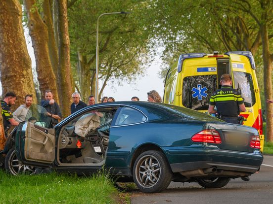 112-nieuws: Auto vliegt uit de bocht en botst tegen boom | Kind ernstig gewond na eenzijdig ongeval
