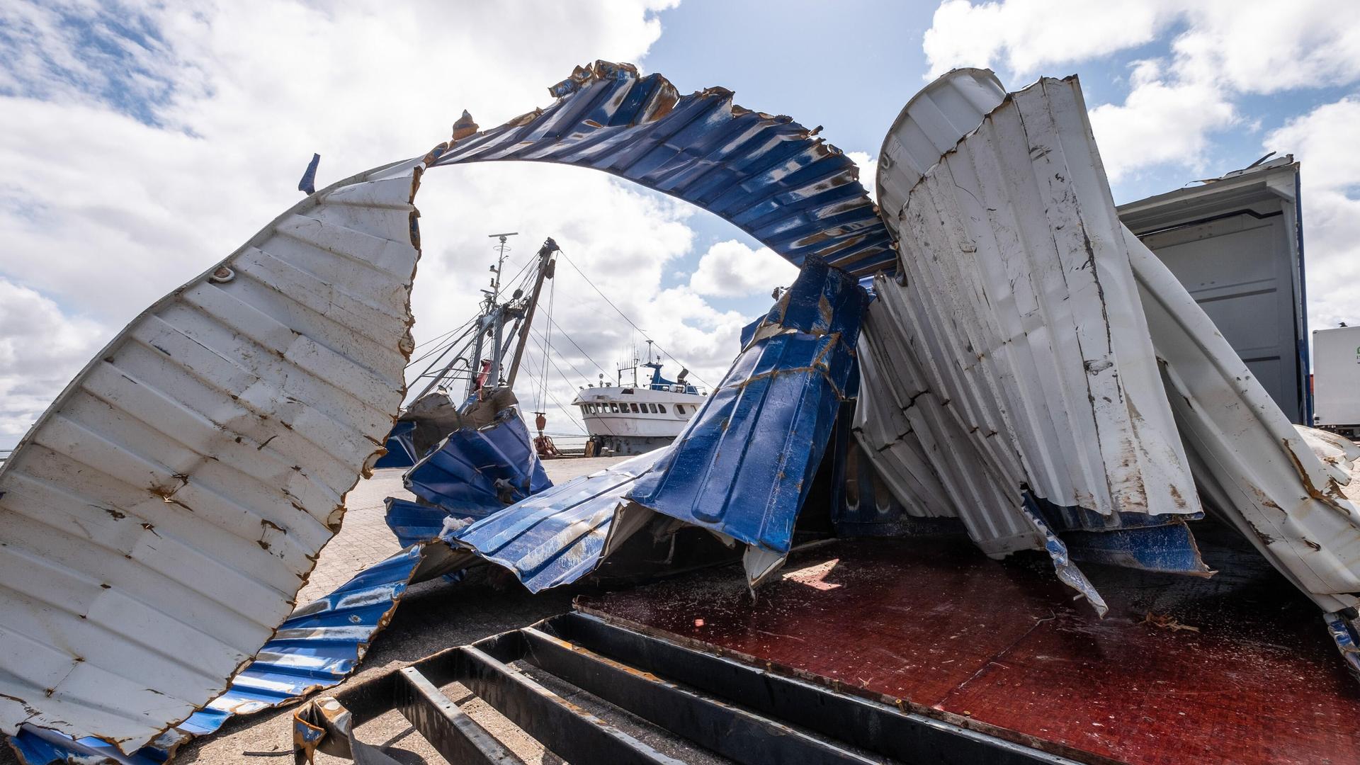 Derde Overboord Geslagen Container Van Zeebodem Gehaald Bij ...