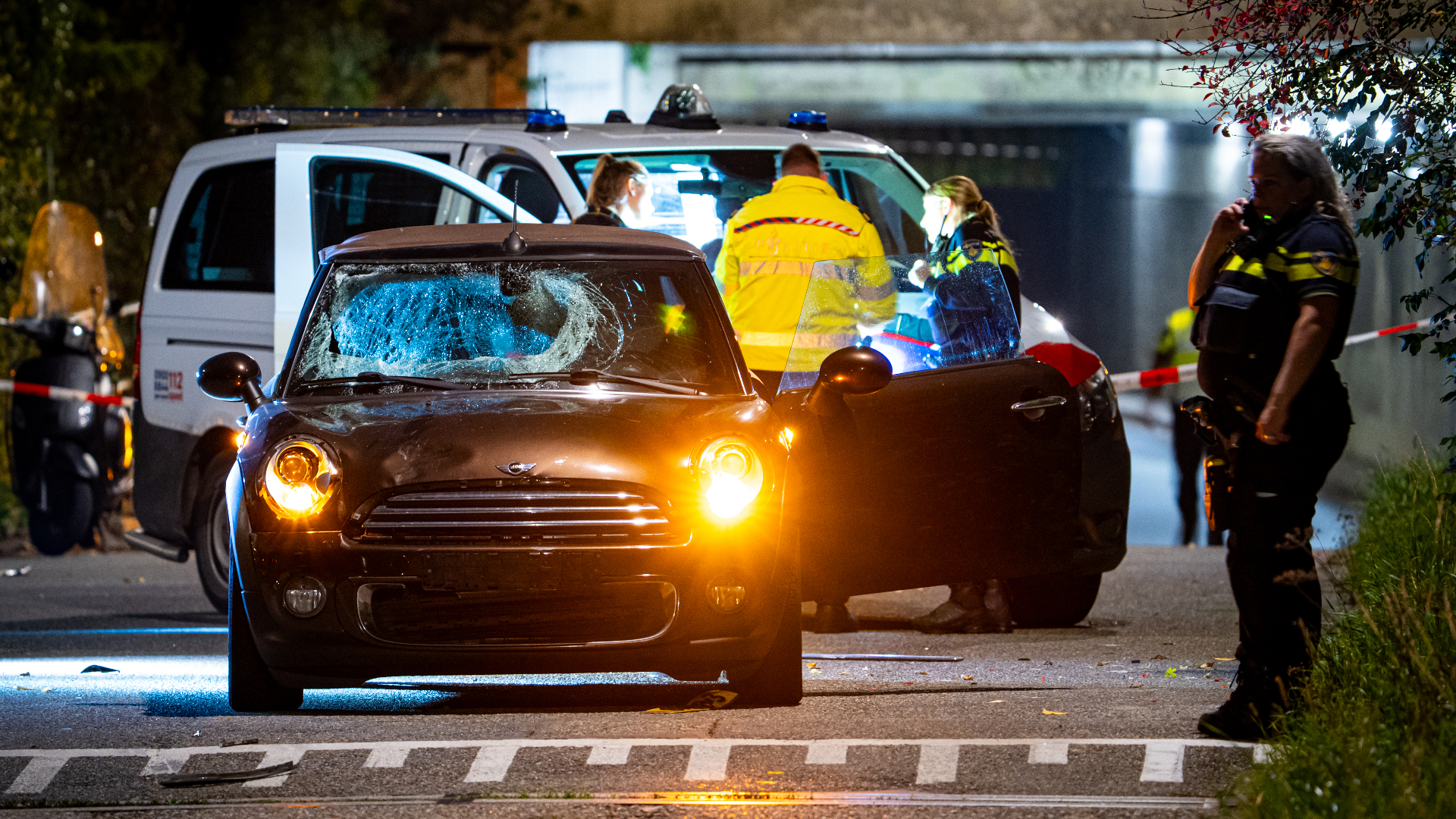 De voorruit van de auto raakte zwaar beschadigd.