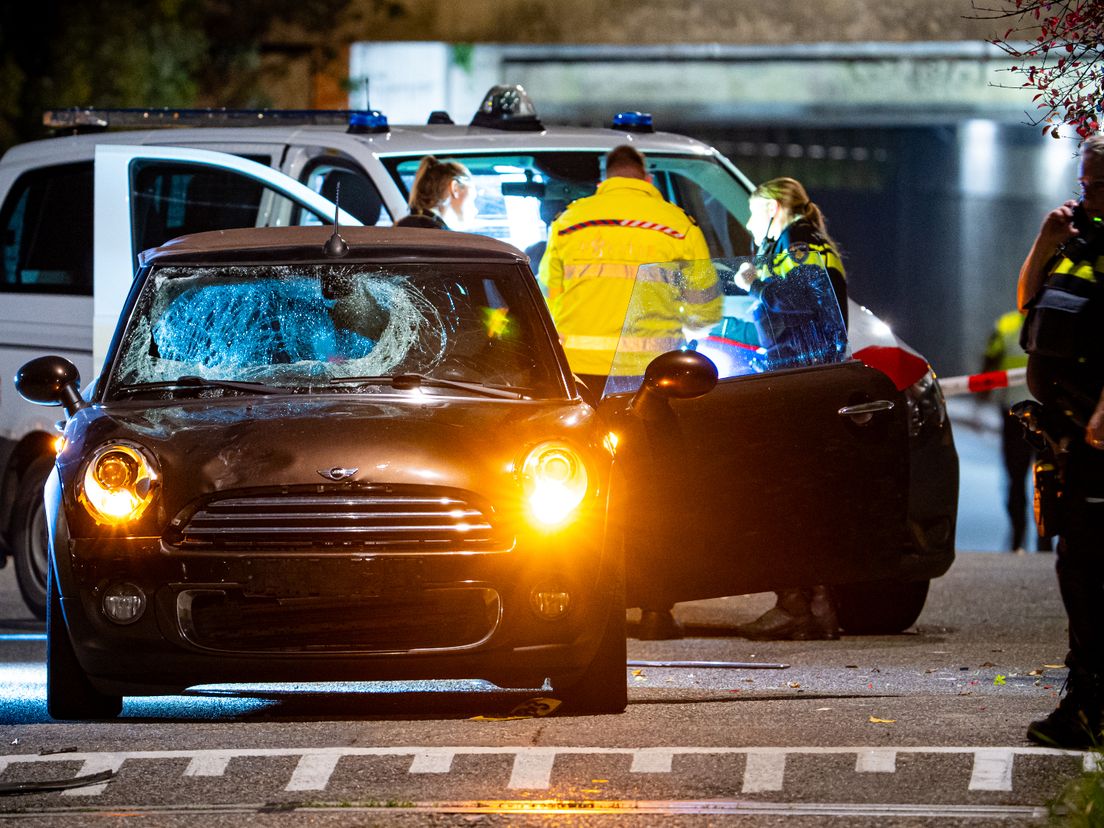De voorruit van de auto raakte zwaar beschadigd.