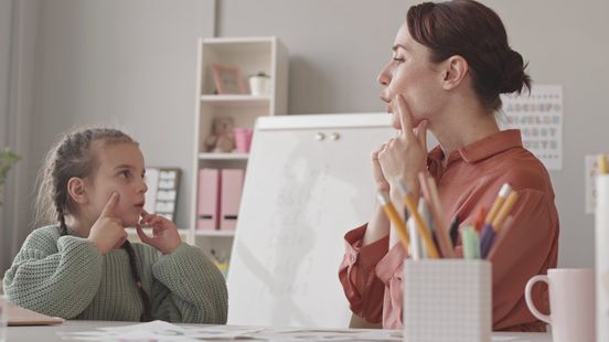 Wachtlijsten logopedie groeien: vacatures blijven jaren open