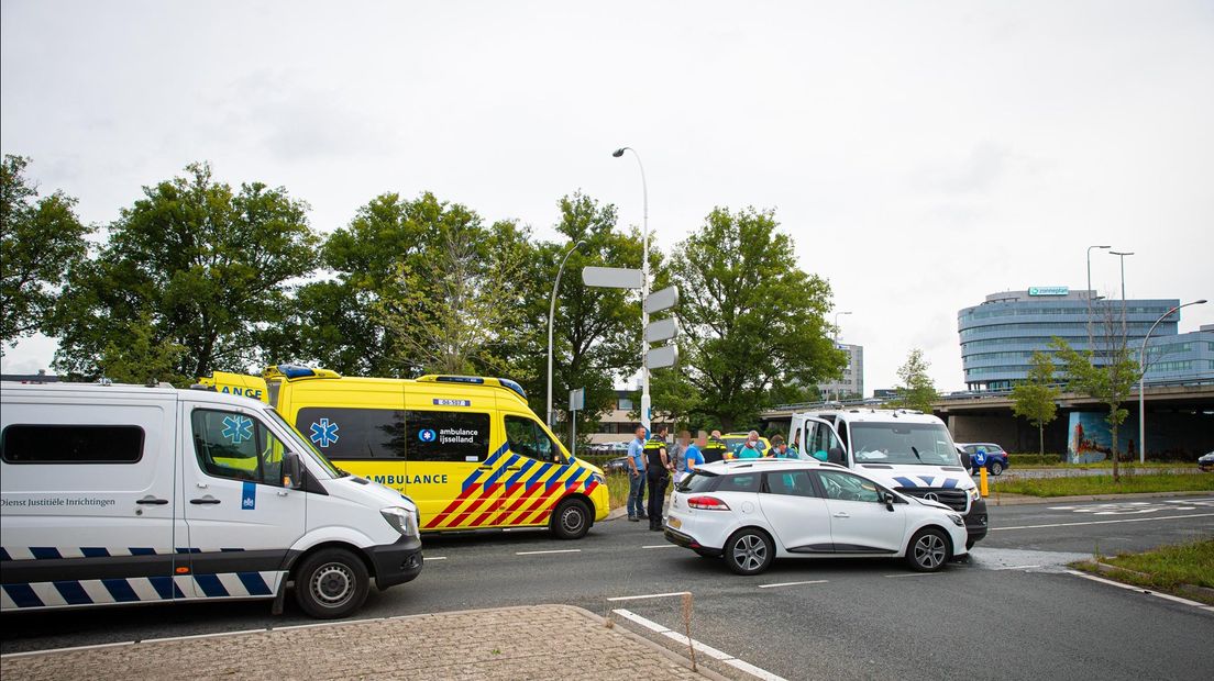 Gewonde bij aanrijding tussen auto en bus Dienst Justitiële Inrichtingen in Zwolle