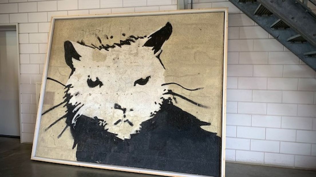 Het wereldberoemde kunstwerk 'The Whitehouse Rat' van Banksy werd vanavond voor 380.000 euro geveild in Zwolle