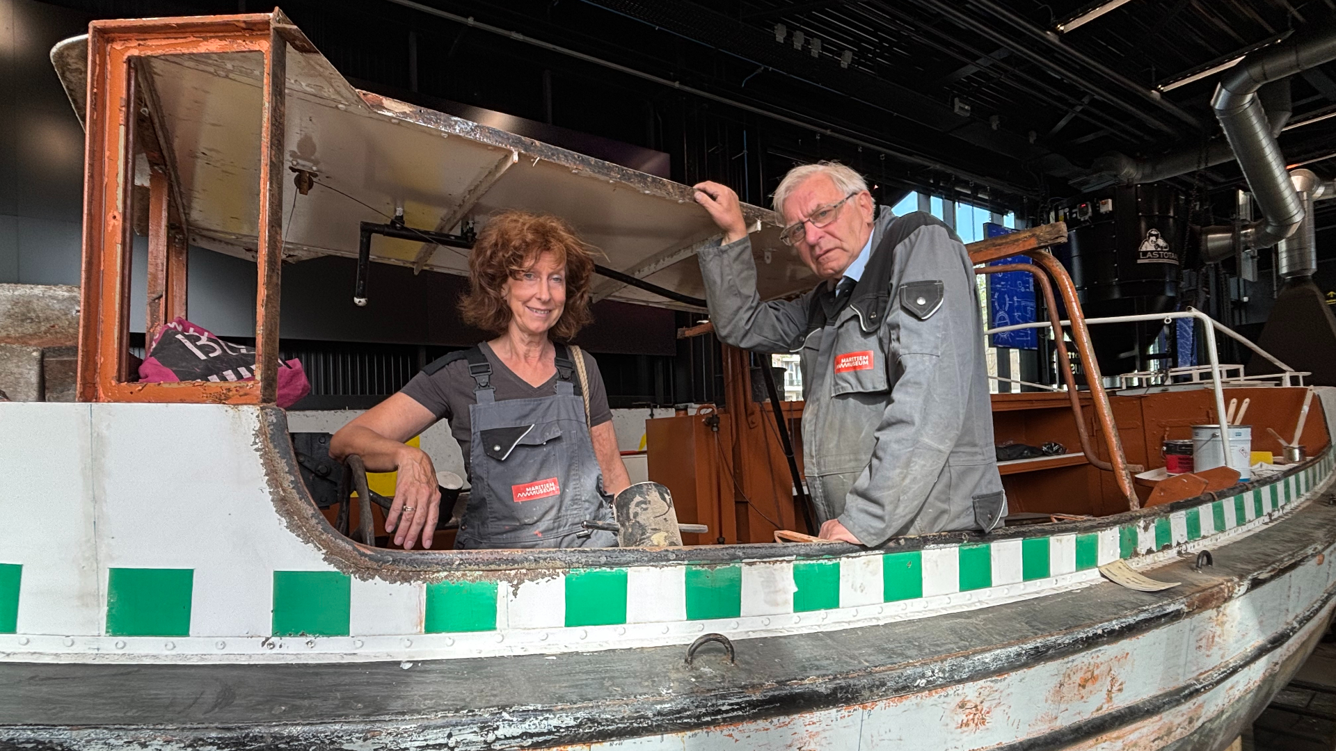 Adriane restaureert samen met Hans de drijvende supermarkt