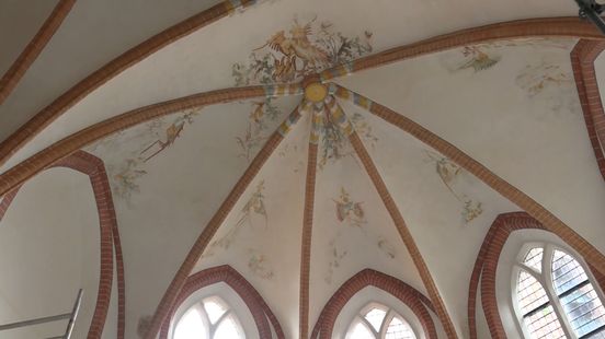 Eeuwenlang onzichtbaar door een dikke laag kalk: de gewelfschildering van Sinterklaas