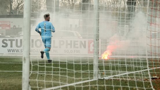 Amateurvoetbalwedstrijd gestaakt na vuurwerk op veld: 'Dit heeft niks met voetbal te maken' Nieuws