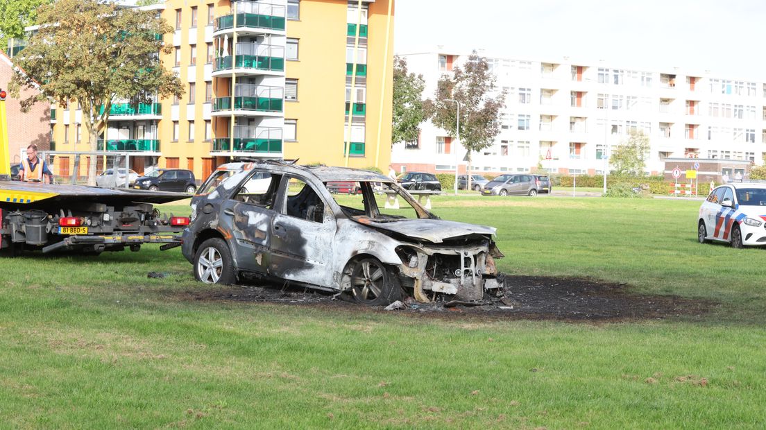 De afgebrande auto op het grasveld aan de Rembrandtlaan.
