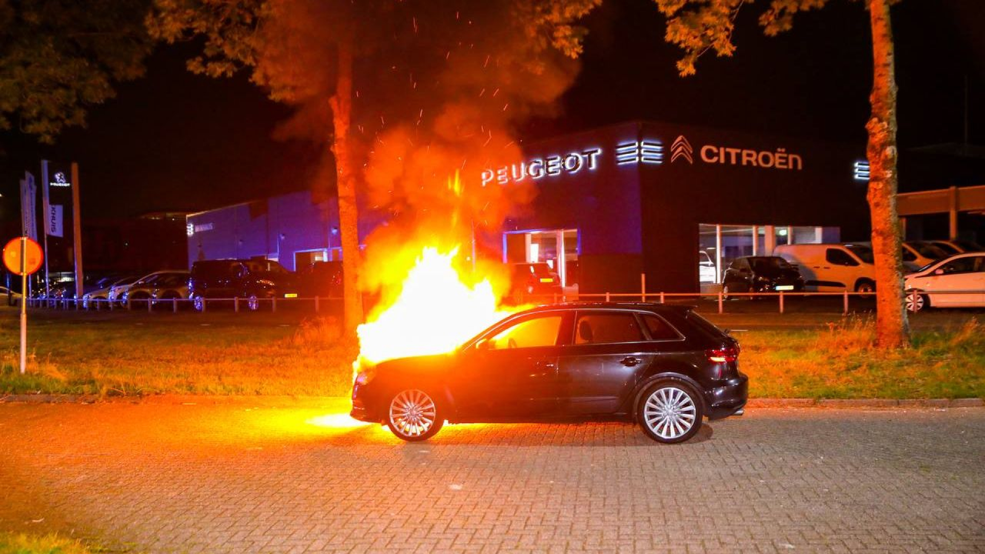 Bestuurder rijdt brandende auto op tijd weg bij benzinepomp