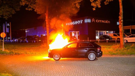 Bestuurder rijdt brandende auto op tijd weg bij benzinepomp