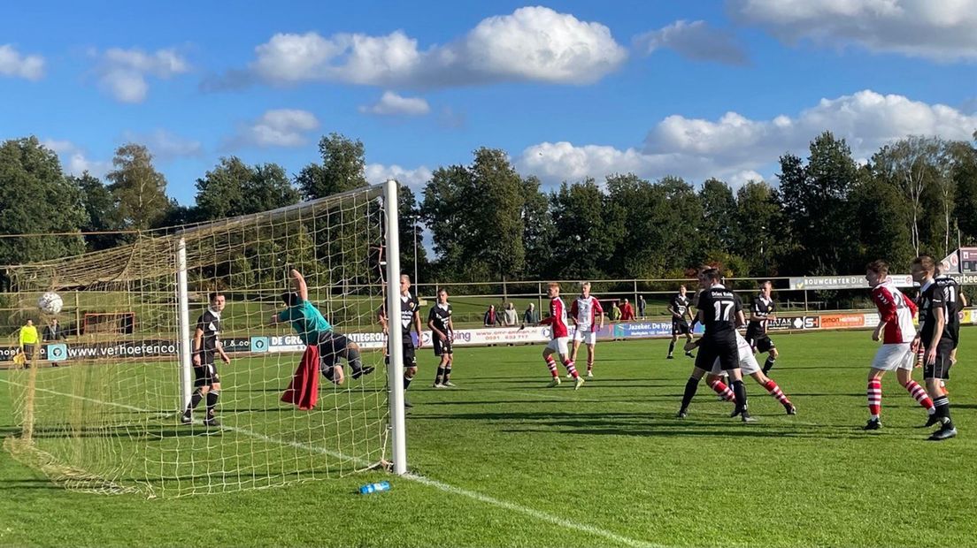 vv Emmen scoort tegen Rolder Boys