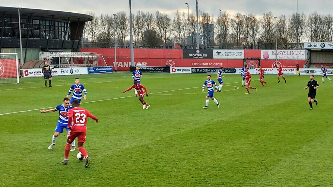 Jong Almere City valt aan