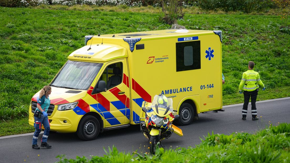 Ambulancepersoneel op het doorlopende fiets- en voetgangerspad in het Zuiderplantsoen