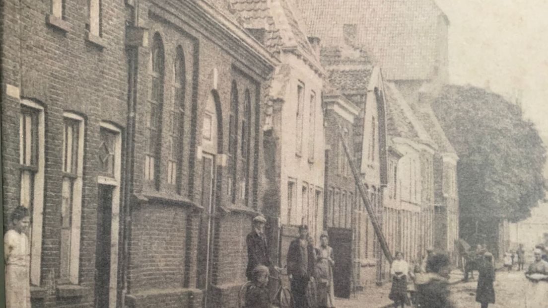 Synagoge Coevorden aan de Kerkstraat, voor de oorlog (boekomslag '12 wilden onderduiken') (Rechten: Synagoge Coevorden / prive archief Bep Houwen)