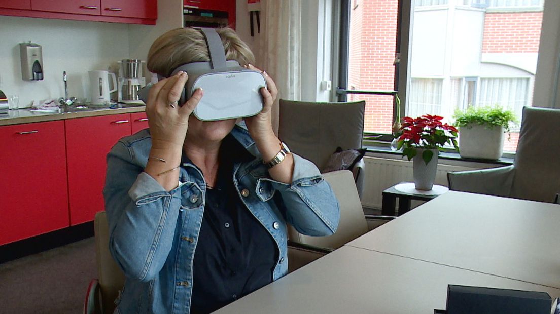 Ellen van Iwaarden met de pas aangeschafte VR-bril.