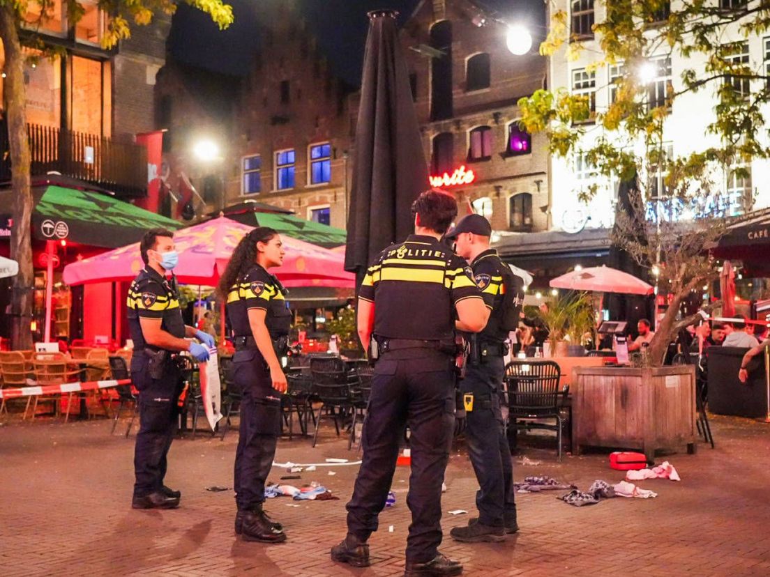 Politieagenten in het uitgaansgebied van Arnhem.