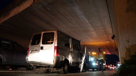 Enorme ravage na ongeluk met vrachtwagen. Enorme ravage na ongeluk met vrachtwagen.