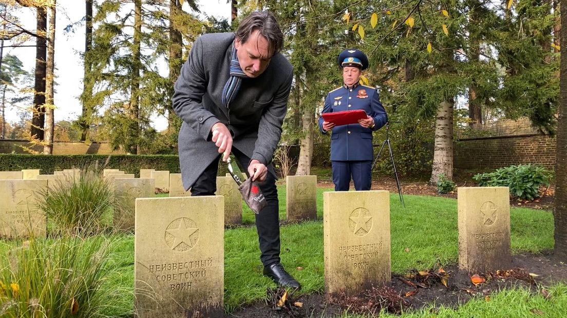 Initiatiefnemer Remco Reiding bij de Sovjetgraven in Leusden, archiefbeeld.