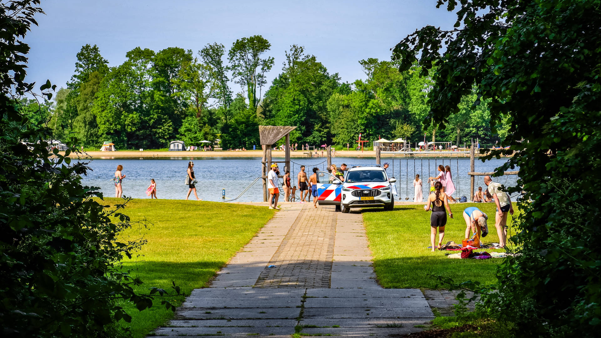 Veel hulpdiensten bij Maarsseveense Plassen, brandweer haalt persoon boven water