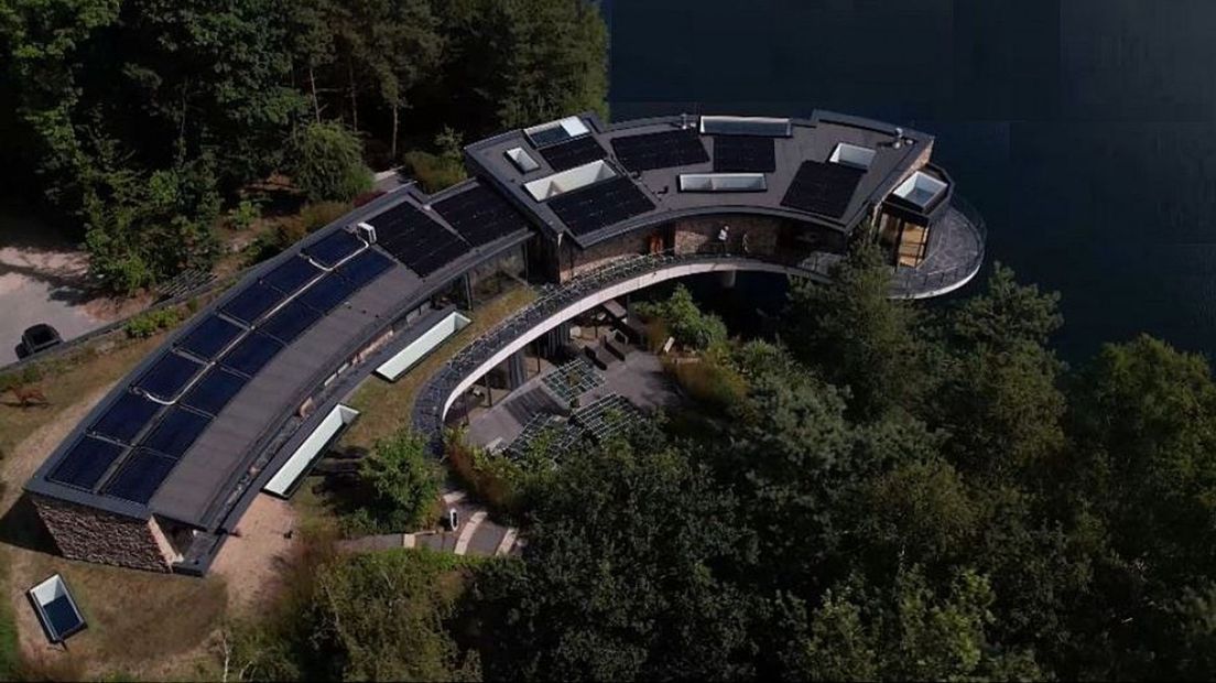 Het bijzondere huis vanuit de lucht.