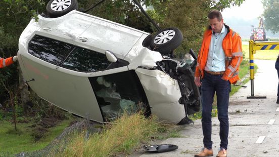 Auto op de kop in de bosjes in Drouwenermond