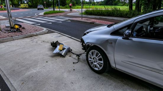Automobilist gewond na botsing met lantaarnpaal in Haaksbergen. Automobilist gewond na botsing met lantaarnpaal in Haaksbergen.