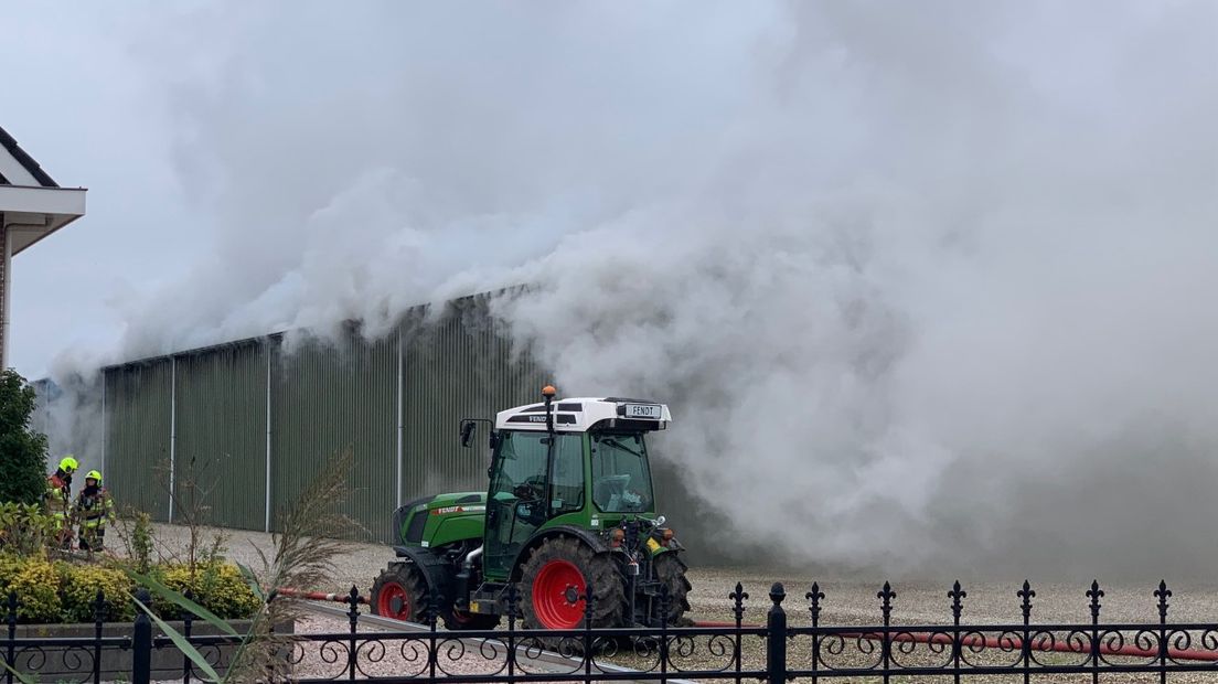 Op de Drielseweg in Hedel stond maandag urenlang een grote loods in brand. De vlammen sloegen uit het pand en zorgden voor veel zwarte rook. Het dak van de loods is ingestort.