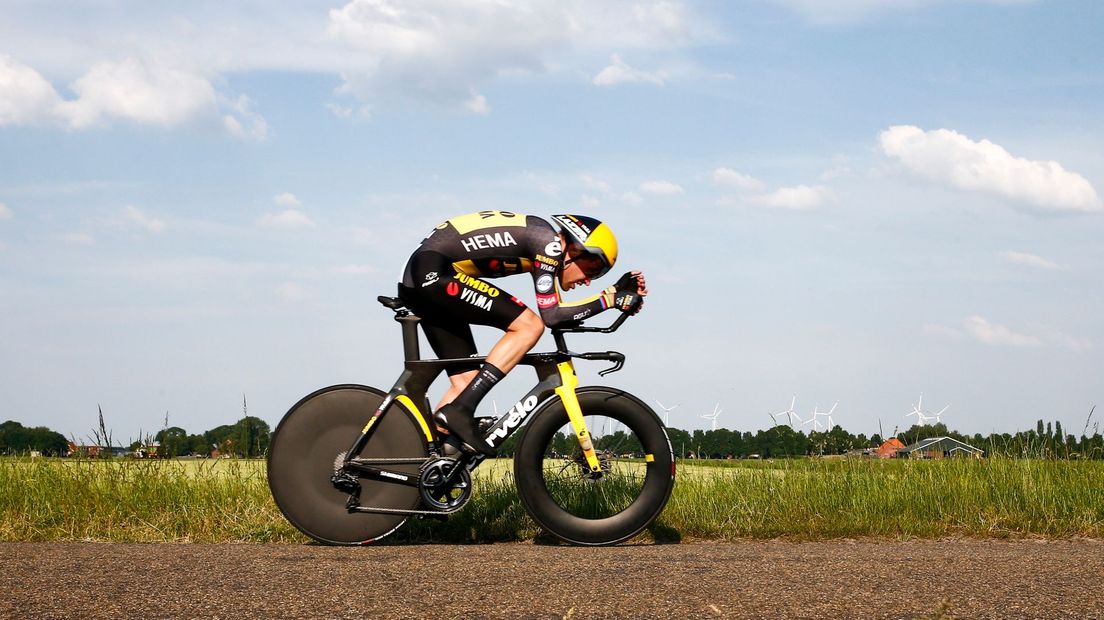 Tom Dumoulin in Emmen onderweg naar de Nederlandse titel tijdrijden