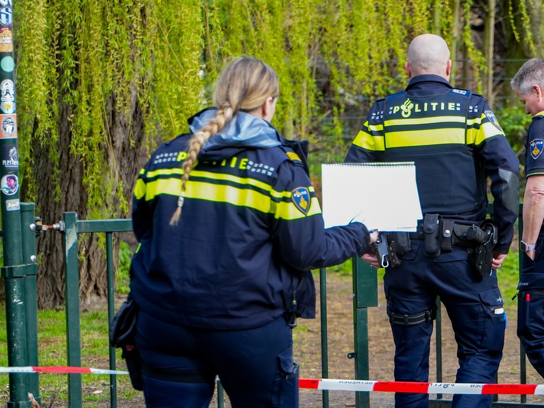 Politie ter plaatse bij het lichaam dat in de Essenburgsingel is gevonden