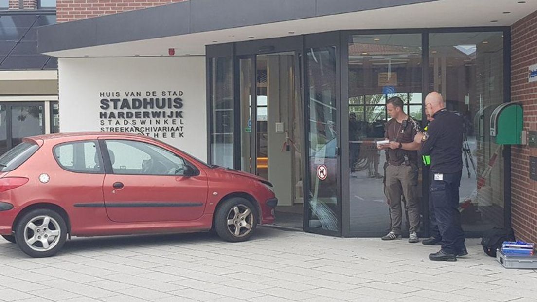 De politie zegt dat de man die donderdagmiddag met zijn auto inreed op het stadhuis in Harderwijk in zijn woning is aangehouden. Bewoners van de Fraterhuishof vertellen dat ze zagen dat de man daar op de parkeerplaats geboeid in een politieauto werd weggevoerd.