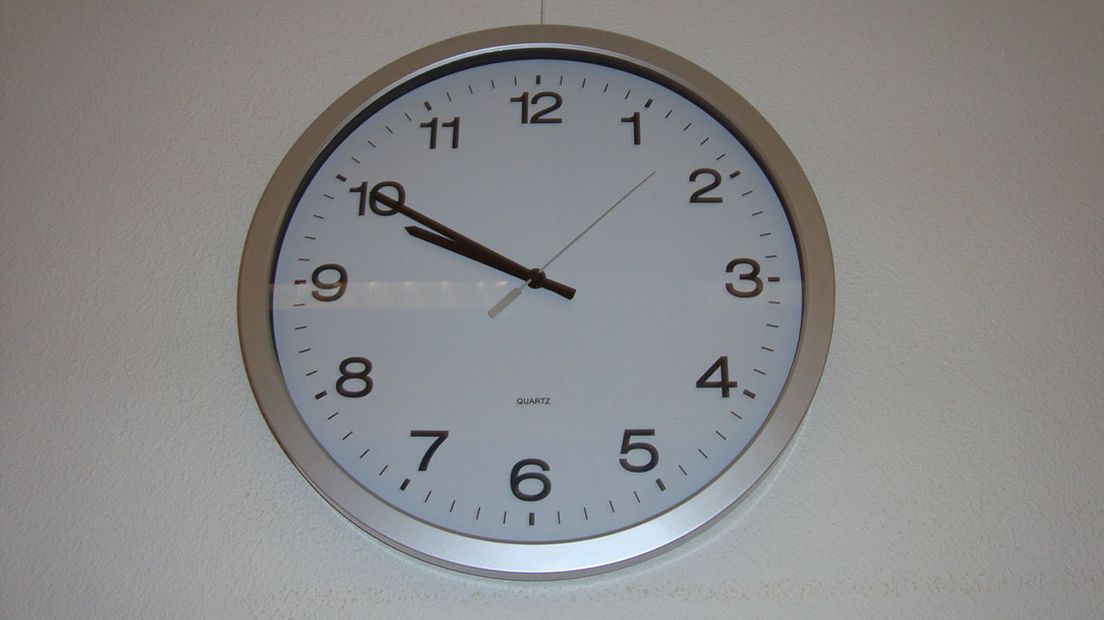 Ook deze klok tikt om één uur 's nachts een seconde extra weg.