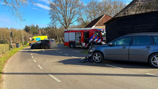Automobilist gewond na aanrijding in Dalfsen. Automobilist gewond na aanrijding in Dalfsen.