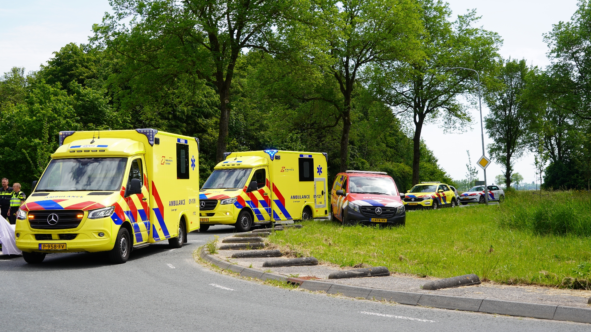 112-nieuws: Auto's botsen op kruispunt bij Middelstum • Voertuig ramt spoorbrug in Stad
