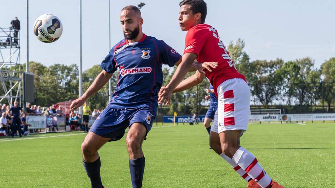 Omar Hamdi duelleert met Owen Wijndal van Jong AZ