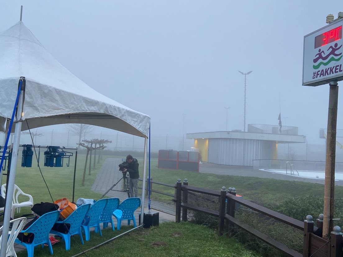 In een tent kunnen de zwemmers zich - bij 3 graden - voor hun frisse duik omkleden