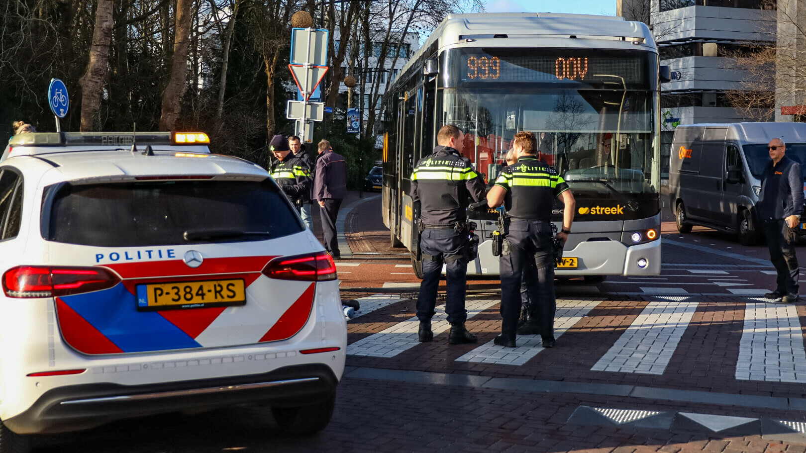 Bus schept scooterrijder in stationsgebied Assen