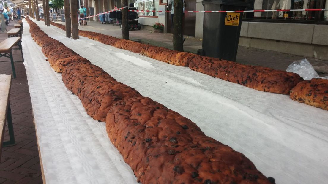 Niet voor de kleine trek. De krentenwegge die door bakker Theo de Vries is gebakken in Barneveld is maar liefst 287 meter lang.