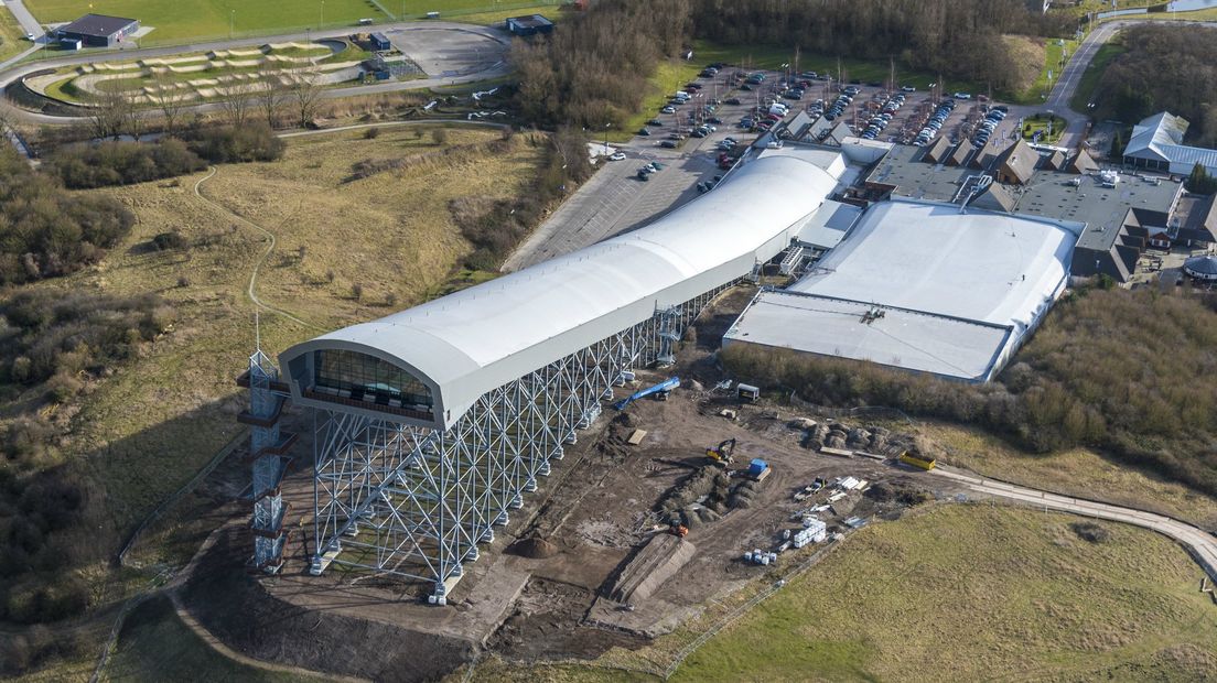 Luchtfoto van de nieuwe verlengde baan van SnowWorld Zoetermeer.