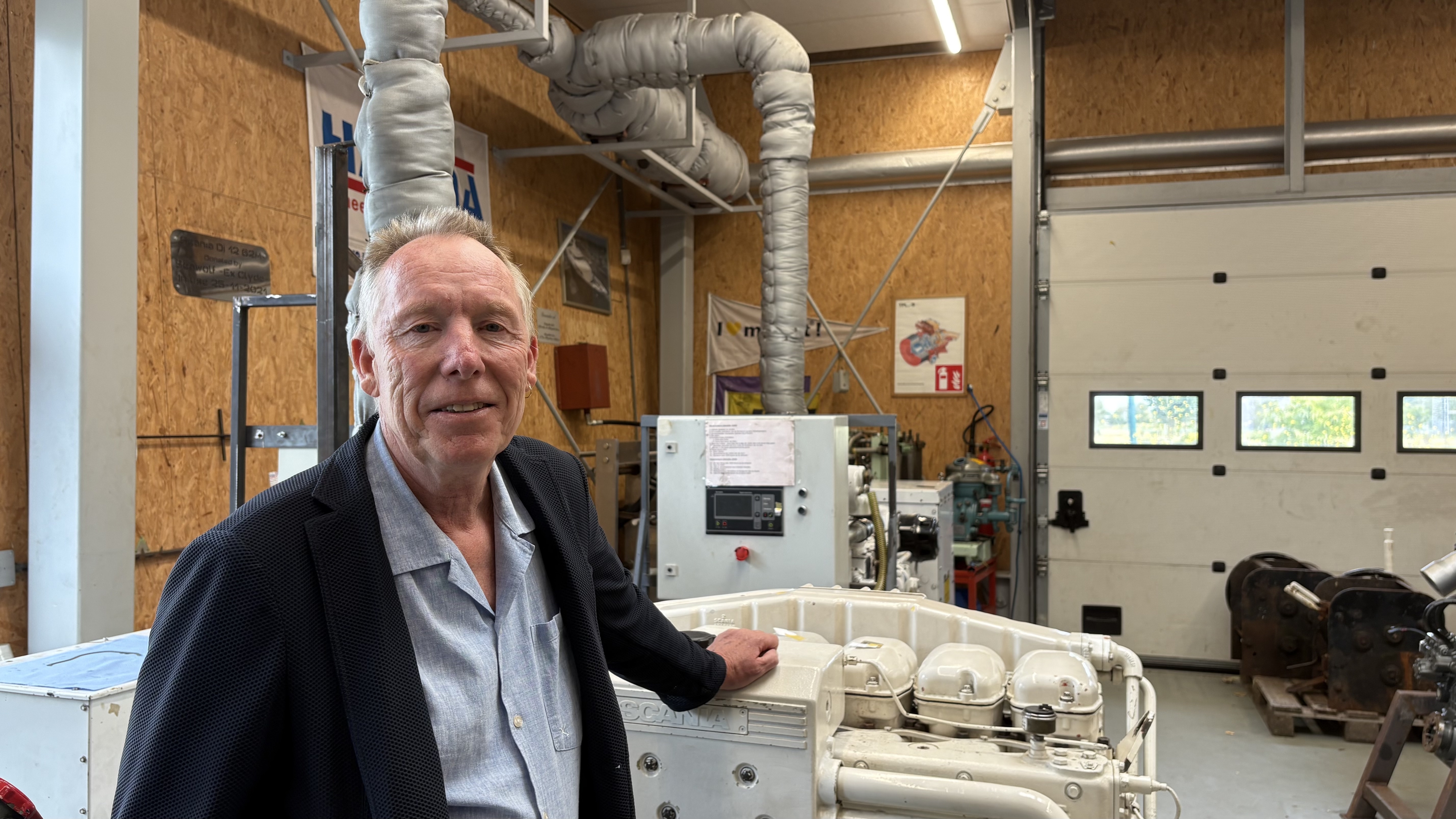 Arjen Mintjes yn de masinekeamer fan de Maritime Akademy