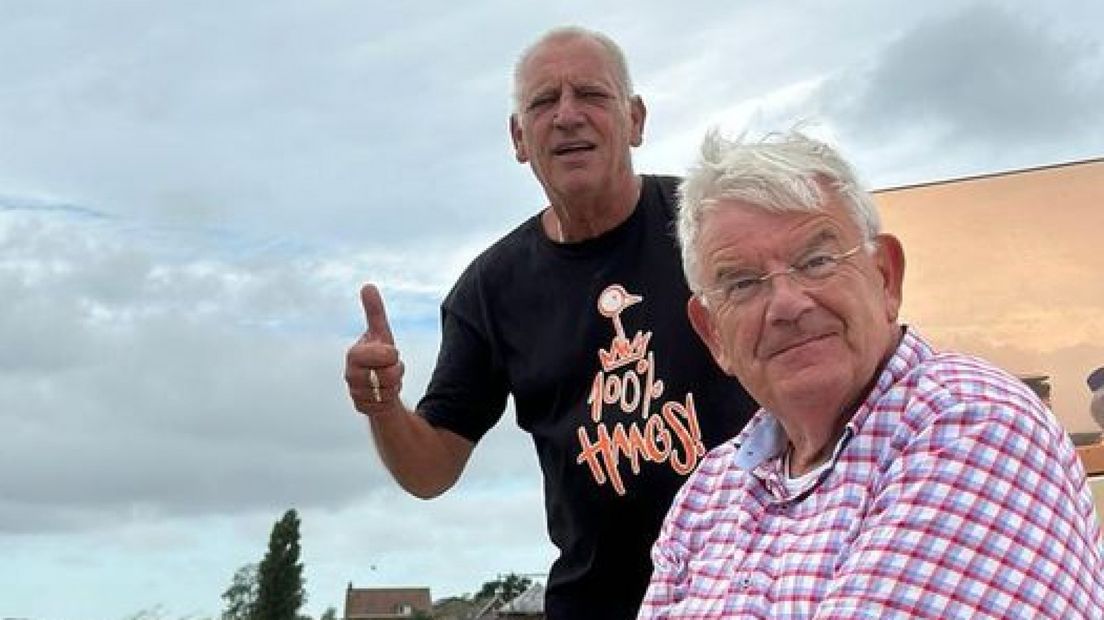Leo samen met burgemeester Jan van Zanen op de Kaag