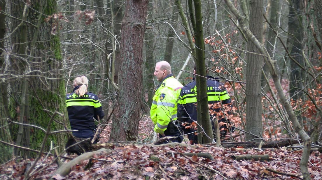 Politie in bos op zoek naar vermiste vrouw