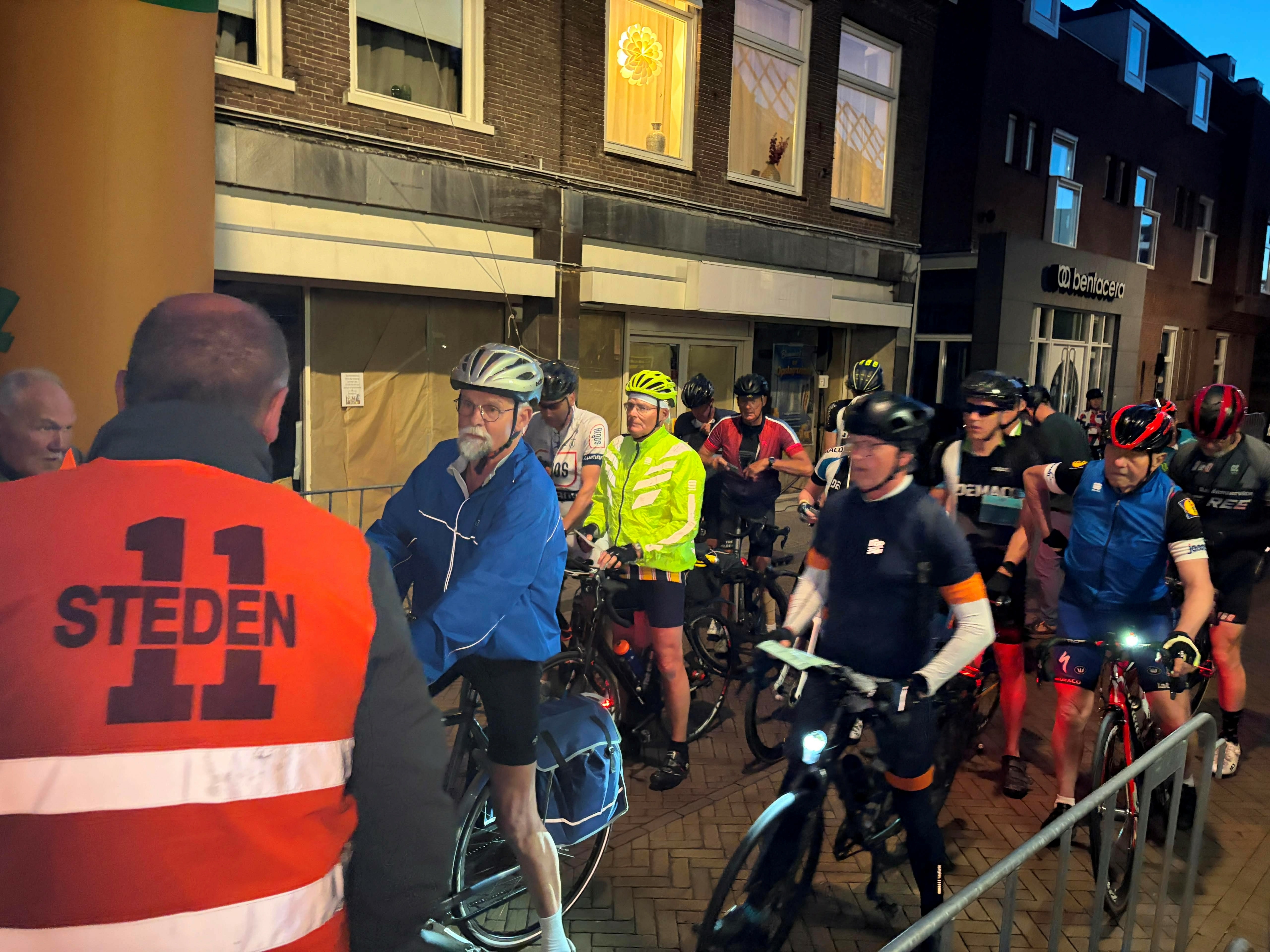 De fietsers verzamelen zich voor de start