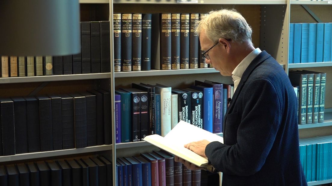 Hoogleraar Hans Schaeffer legt uit dat er twee denkstromingen zijn binnen de kerk.