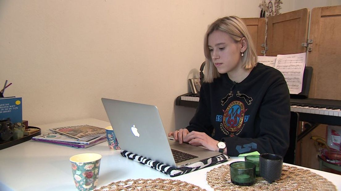 Student Lisa in NIjmegen volgt online les