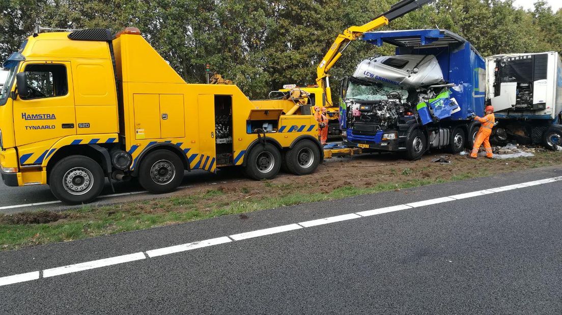 Er wordt druk gewerkt aan het bergen van de vrachtwagens (Rechten: Van Oost Media)