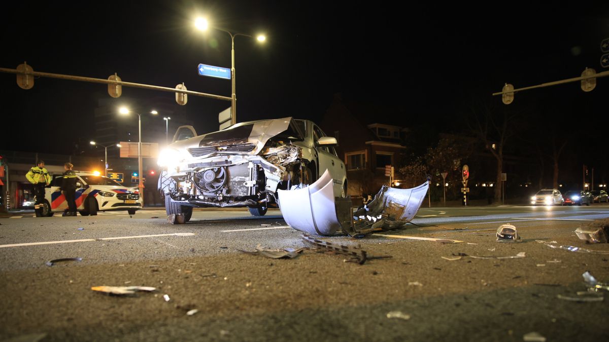 Twee auto's botsen op kruispunt: flinke schade