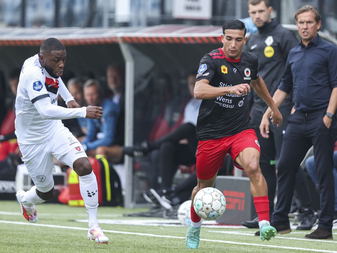 Couhaib Driouech snelt langs zijn tegenstander, Almere-trainer Alex Pastoor kijkt toe