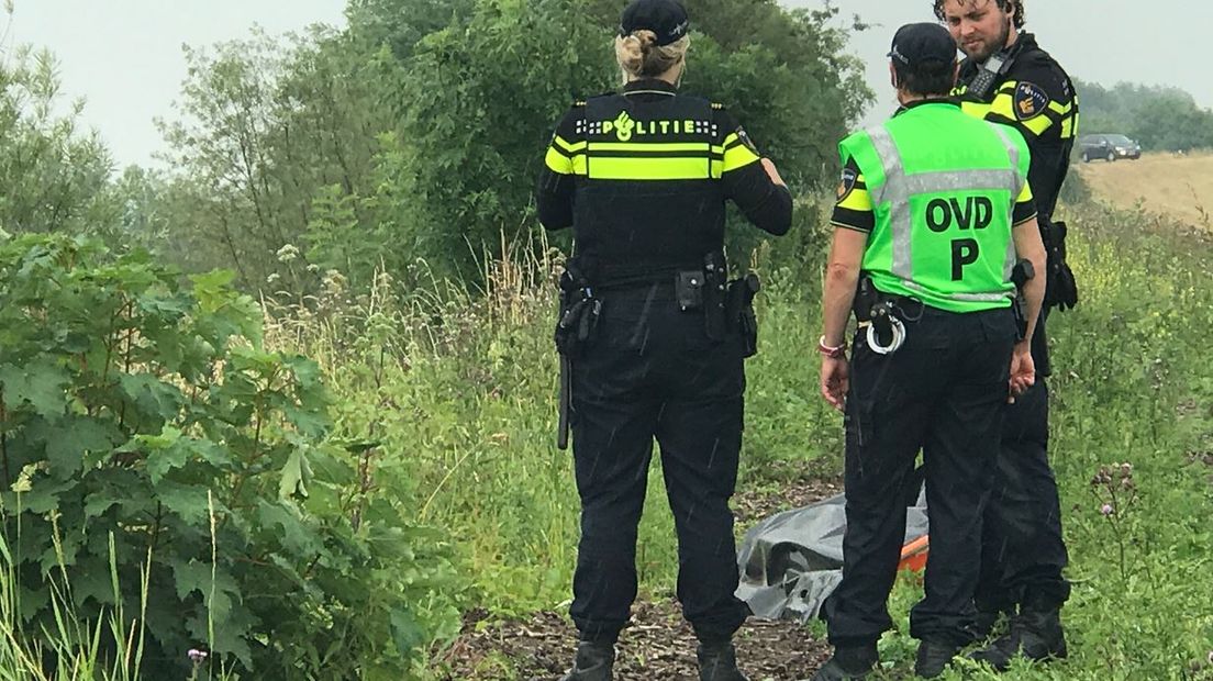 In het water bij de Waalbandijk in Zaltbommel is ter hoogte van de spoorbrug woensdag een lichaam gevonden. Een passerende schipper waarschuwde Rijkswaterstaat.