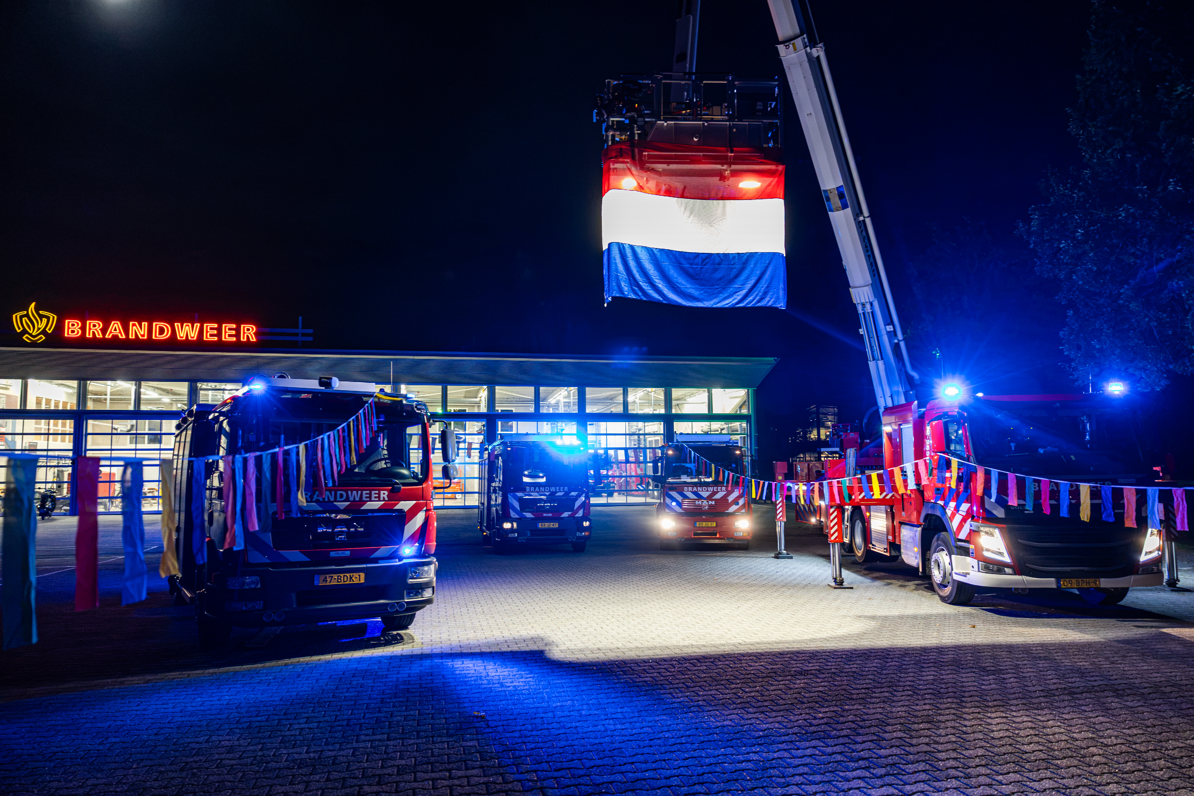 Een feestelijk versierde kazerne in Heerenveen